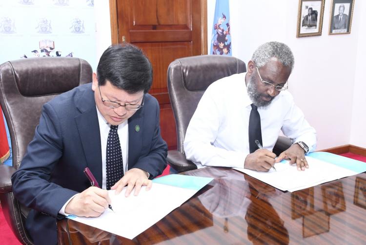 MOU BY VC UON AND CHAIR OF COUNCIL OF ANHUI MEDICAL UNIVERSITY OF CHINA (UoN VC - PROF. KIAMA)